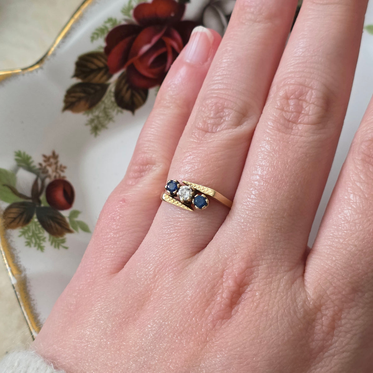 Vintage 18k gold ring with diamond and sapphire