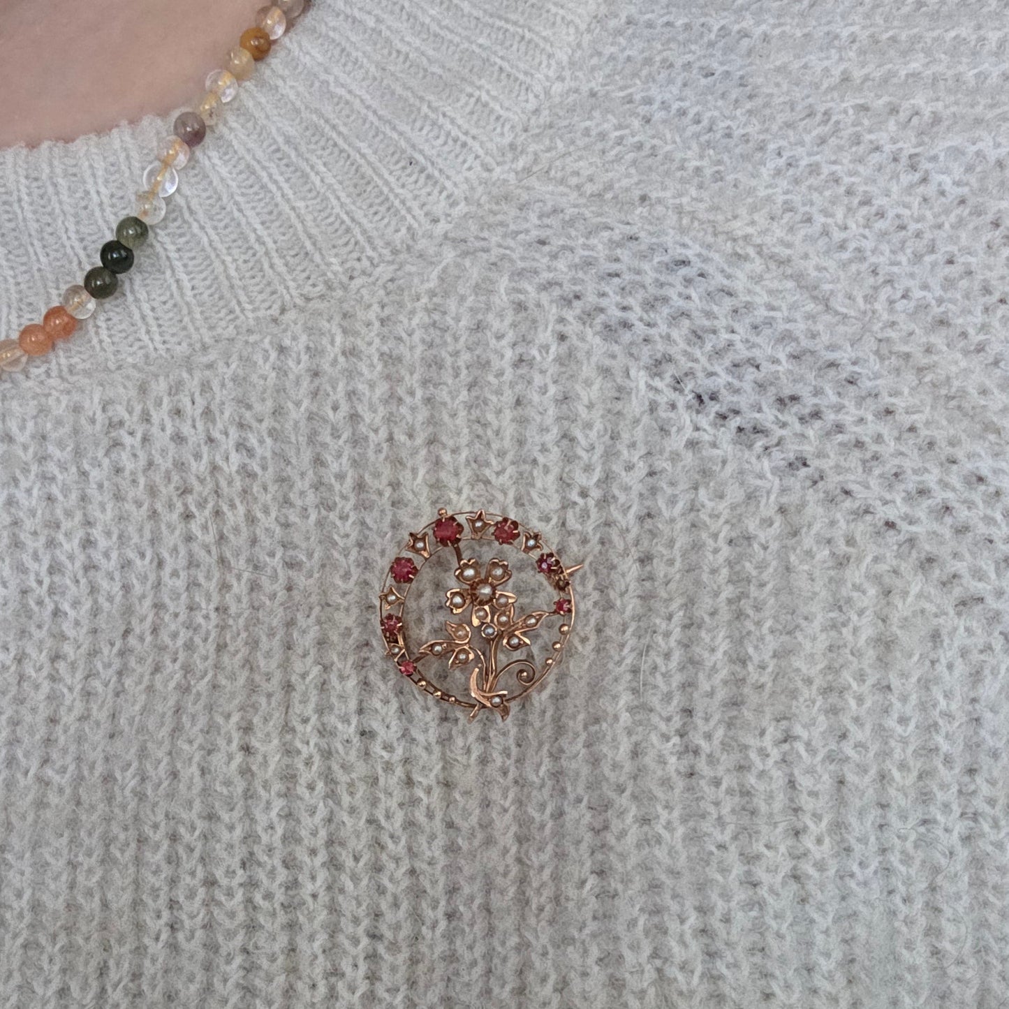 Antieke 14k roségouden broche met zaadparels en roze granaat
