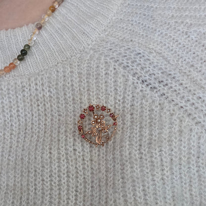 Antieke 14k roségouden broche met zaadparels en roze granaat