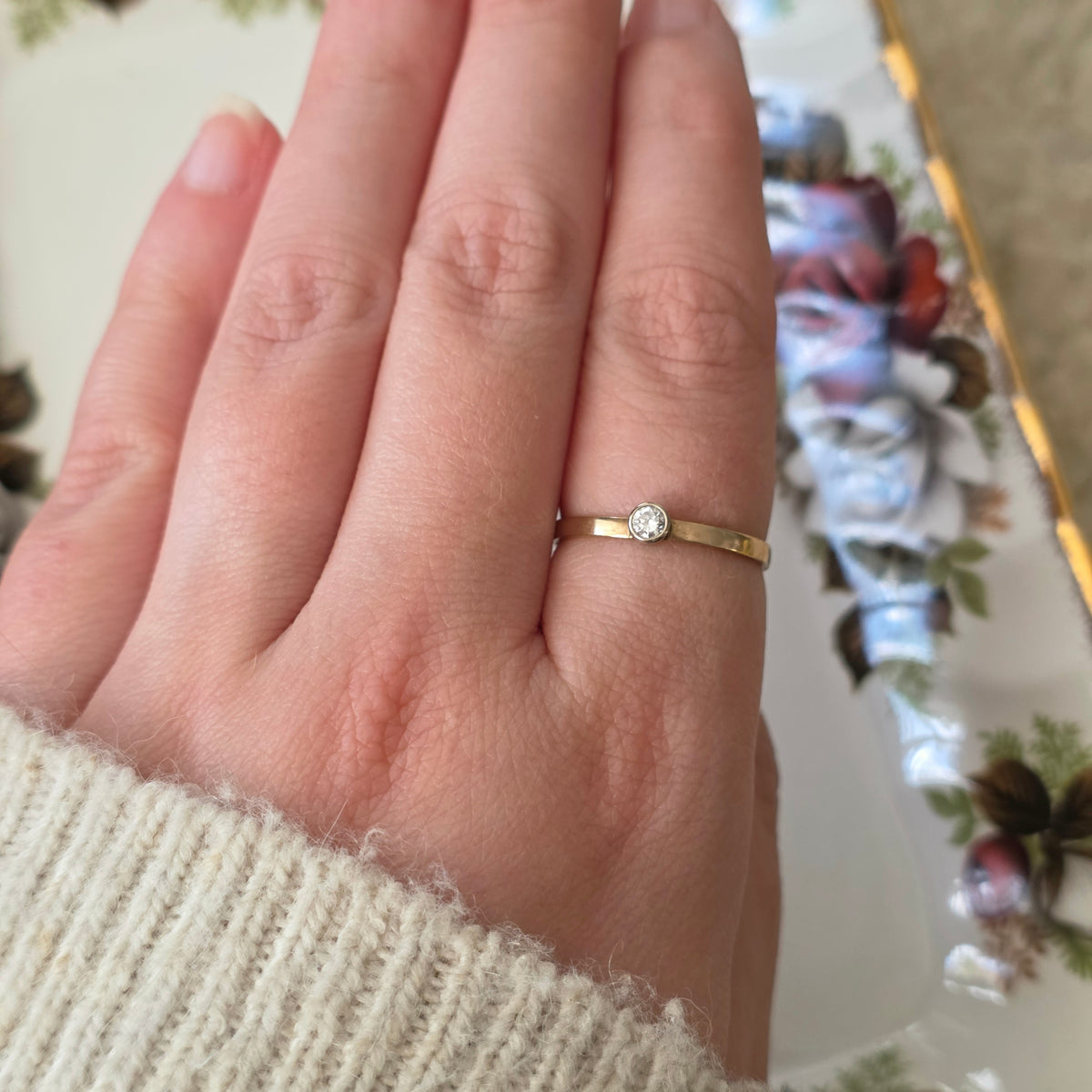 Vintage 14k gold ring with 0.05ct diamond