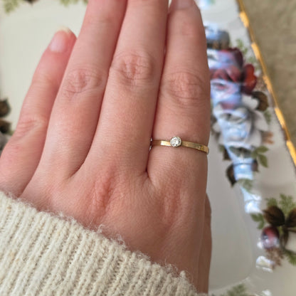 Vintage 14k gold ring with 0.05ct diamond