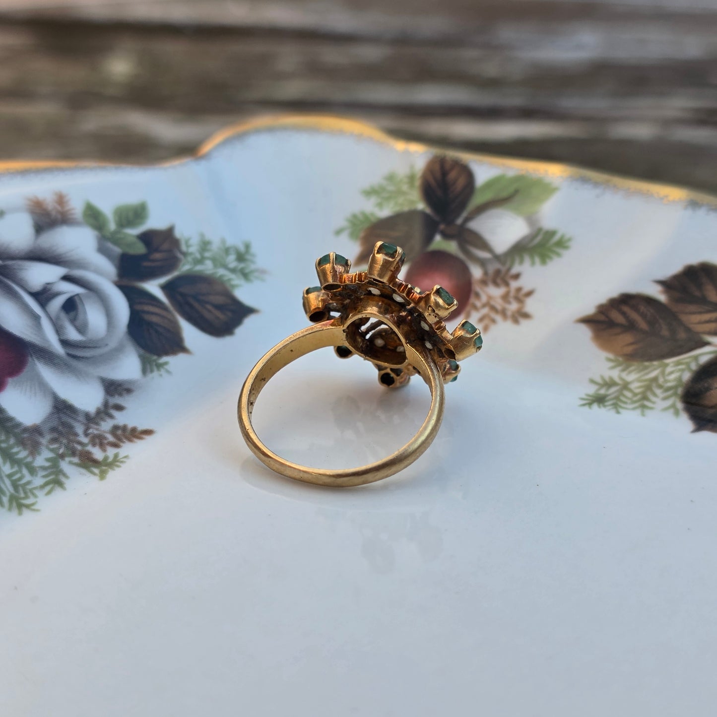 Antieke 21.6k gouden ring met smaragd en zaadparel