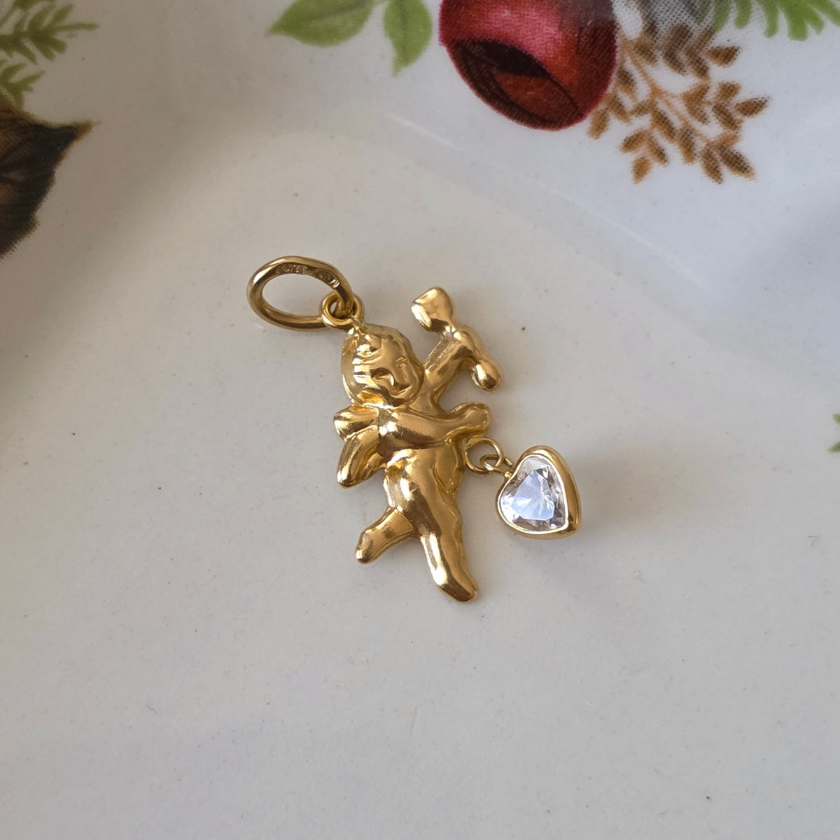 Vintage 18k gold Cupid pendant