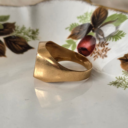 Vintage 18k gold signet ring white quartz