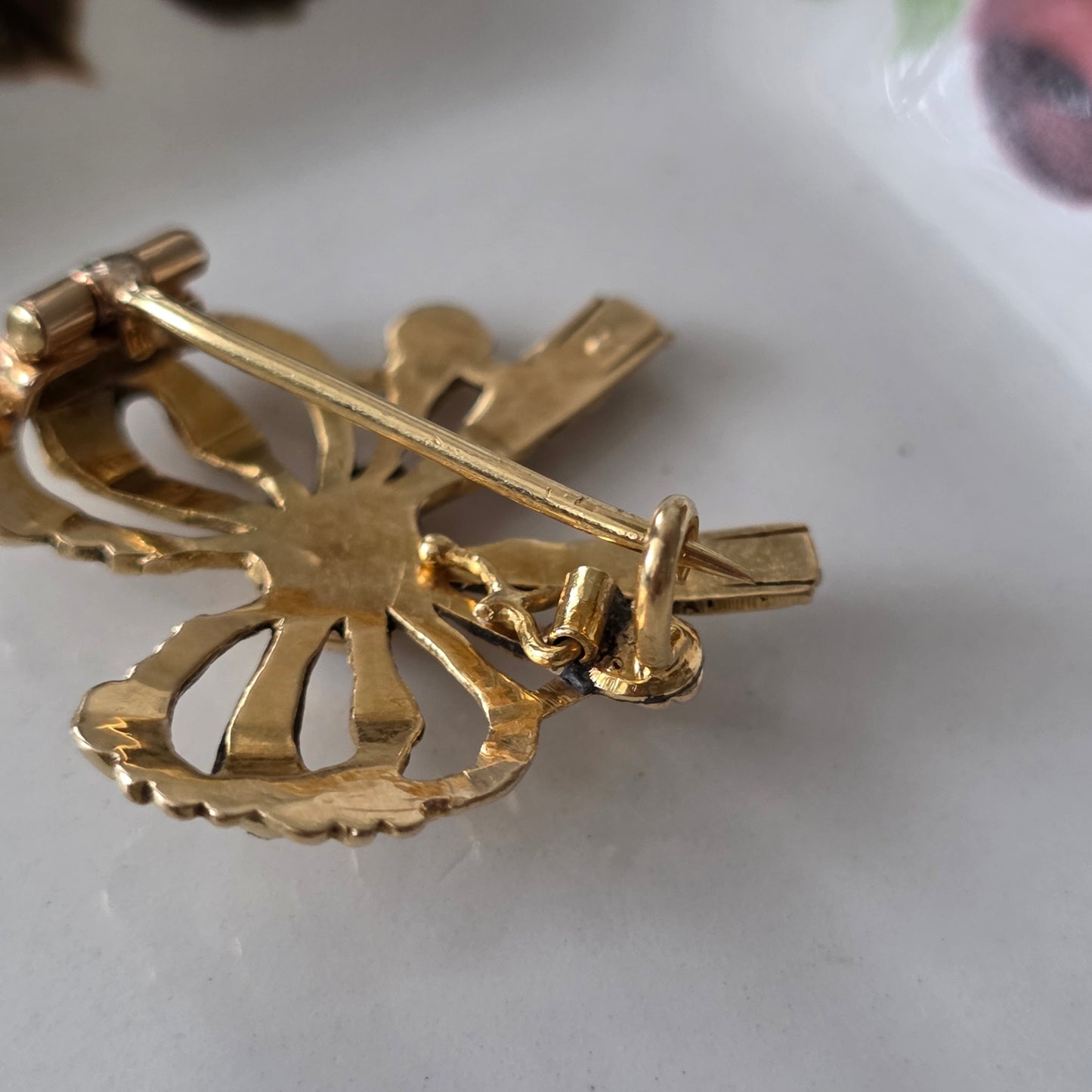 Antieke 14k gouden strik broche met roosdiamanten