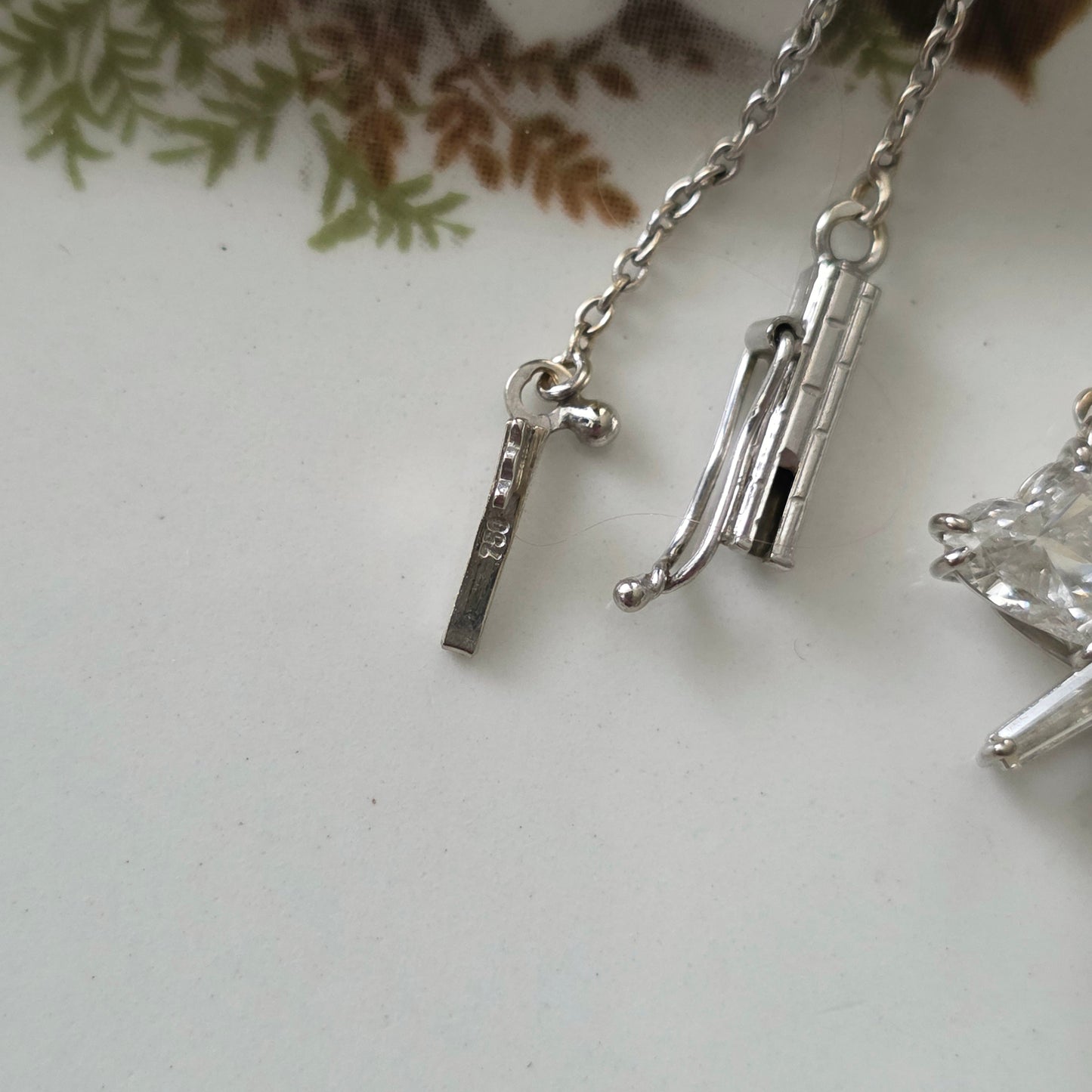 Vintage 18k witgouden ketting met diamanten vlinder ca. 1ct