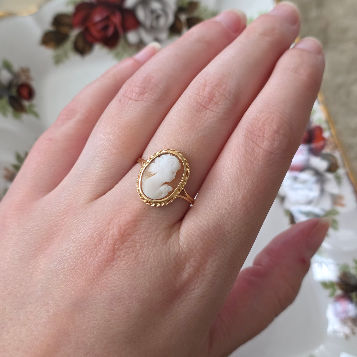 Vintage 18k gold cameo ring