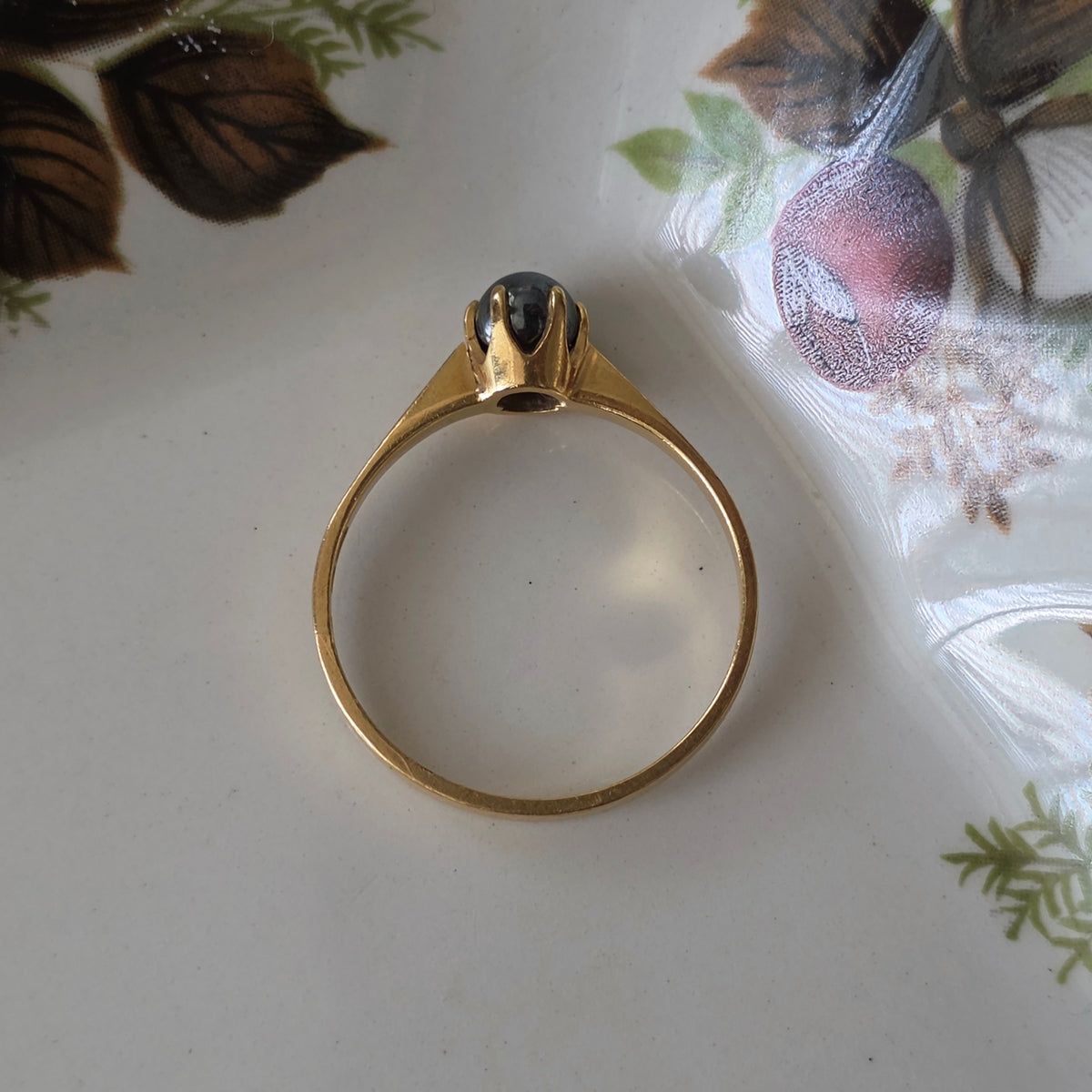 Vintage 18k gold hematite ring