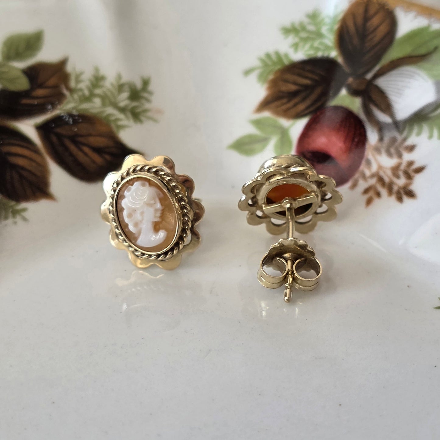 Vintage 14k gouden oorstekers camee