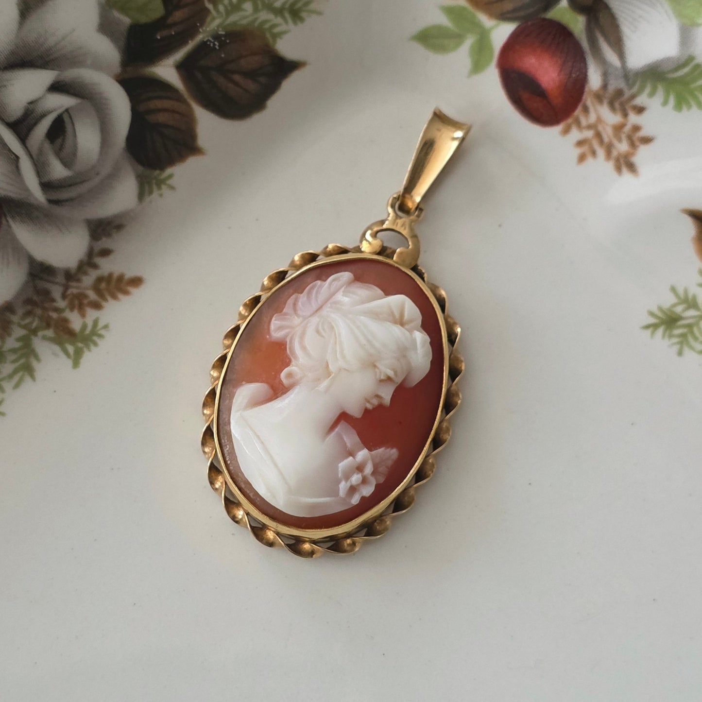 Vintage 14k gold cameo pendant
