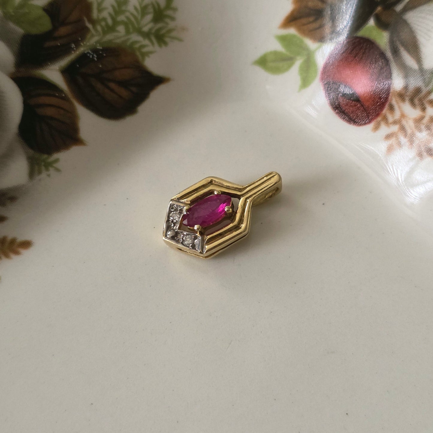 Vintage 14k gouden hangertje diamant en robijn