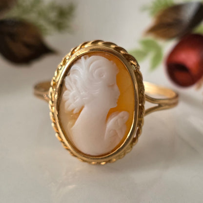 Vintage 18k gold cameo ring