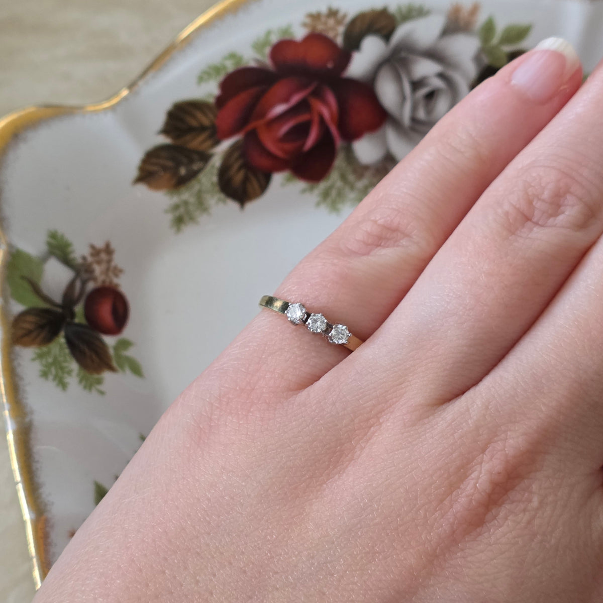 Vintage 14k gold ring with 3 diamonds 0.15 ct