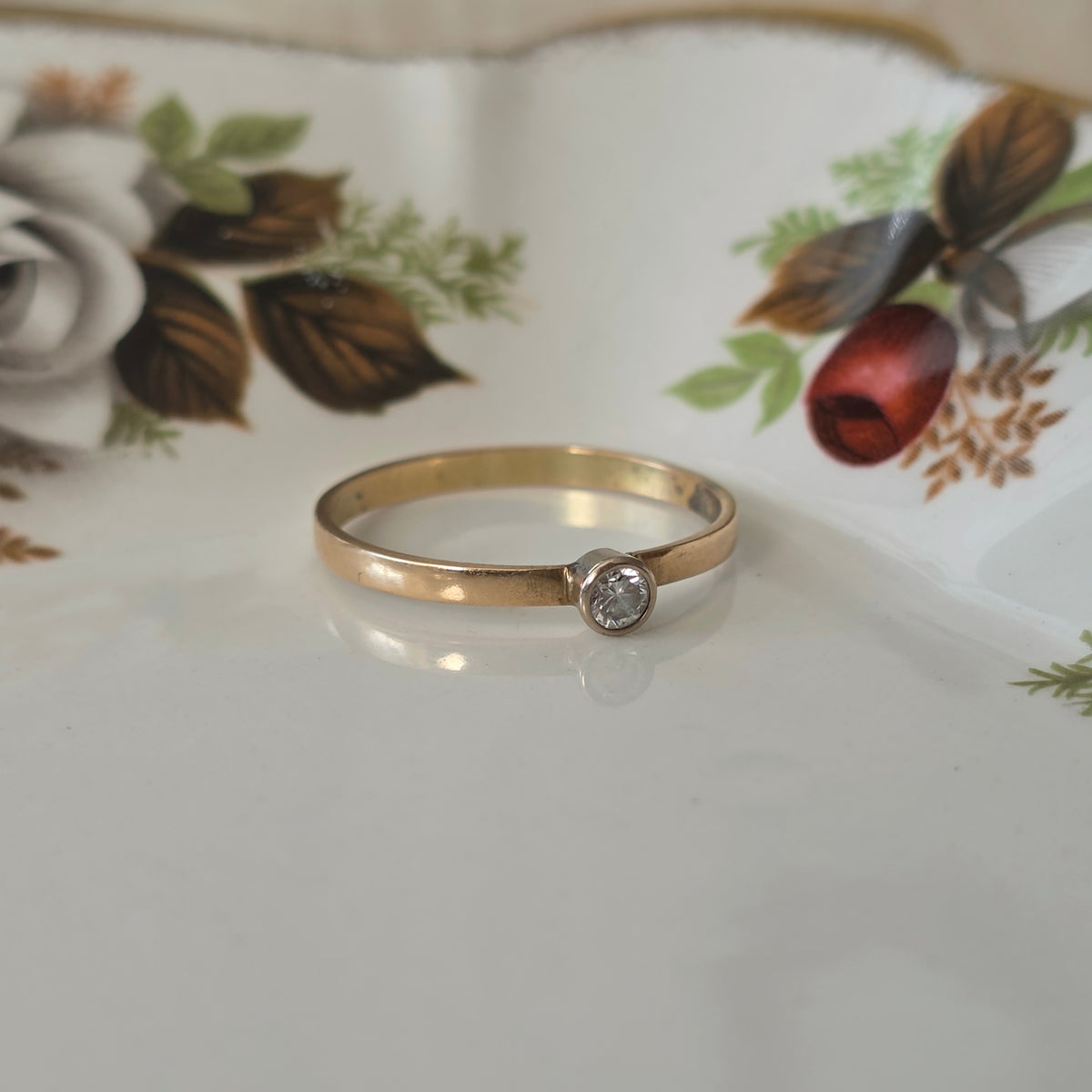 Vintage 14k gold ring with 0.05ct diamond