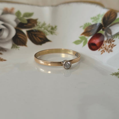 Vintage 14k gold ring with 0.05ct diamond