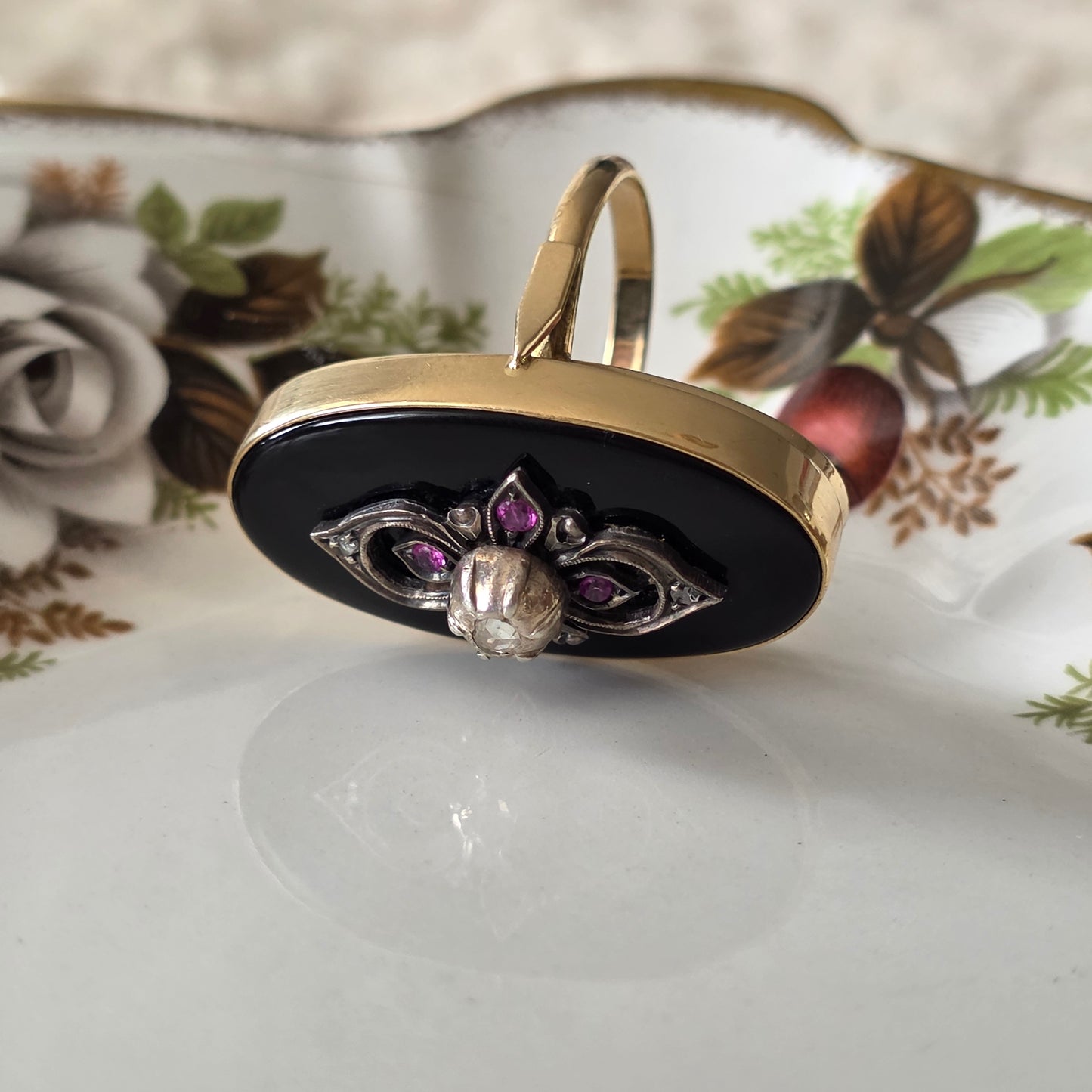 Antieke 14k gouden ring met onyx, robijnen en roosdiamant