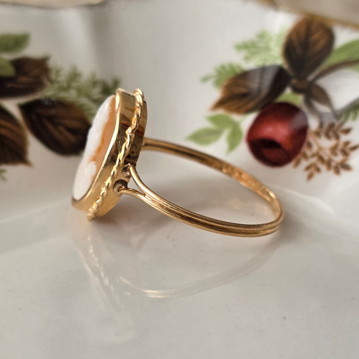 Vintage 18k gold cameo ring