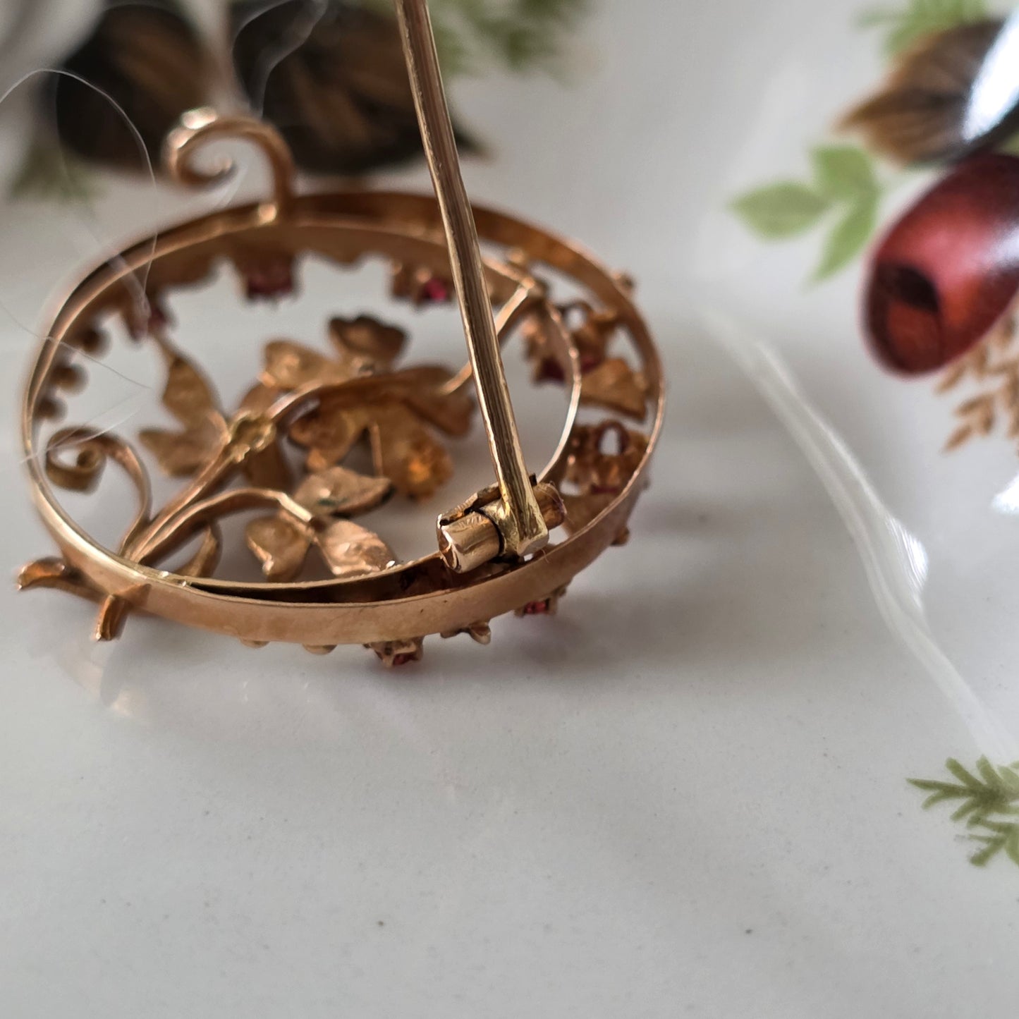 Antieke 14k roségouden broche met zaadparels en roze granaat