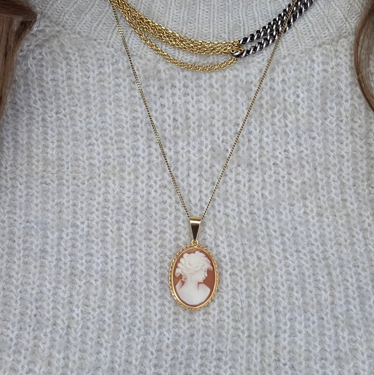 Vintage 18k gold pendant with cameo