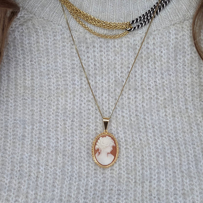 Vintage 18k gold pendant with cameo
