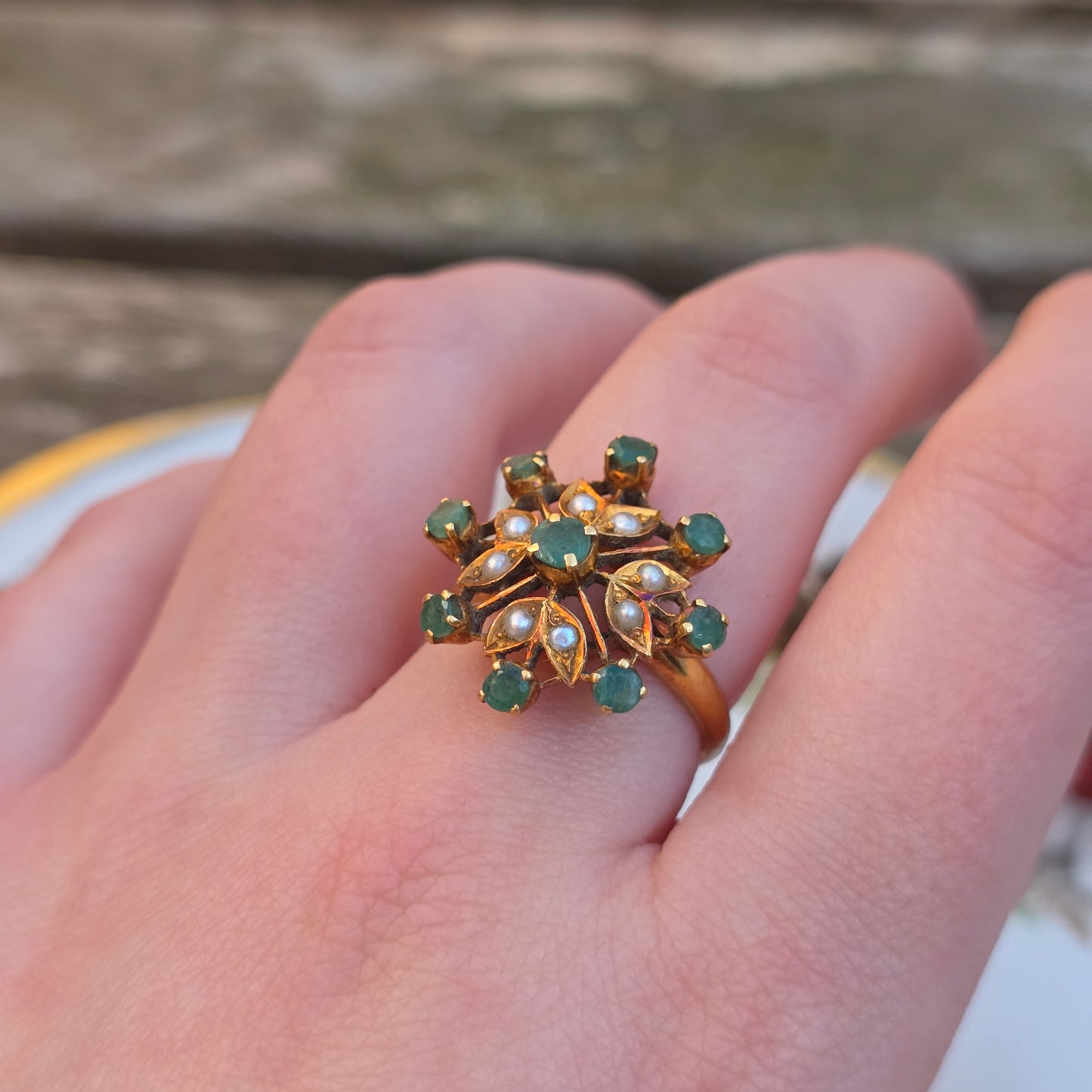Antieke 21.6k gouden ring met smaragd en zaadparel