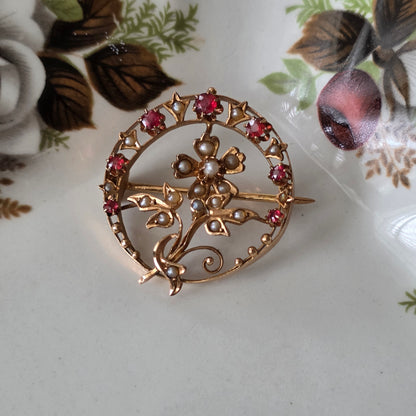 Antieke 14k roségouden broche met zaadparels en roze granaat