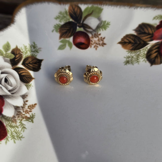 Vintage 14k gouden oorstekers bloedkoraal