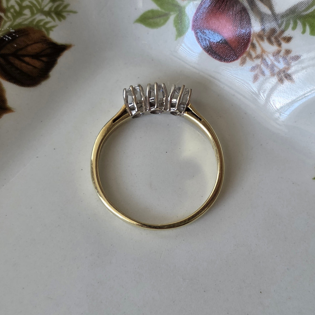 Vintage 14k gold ring with 3 diamonds 0.15 ct