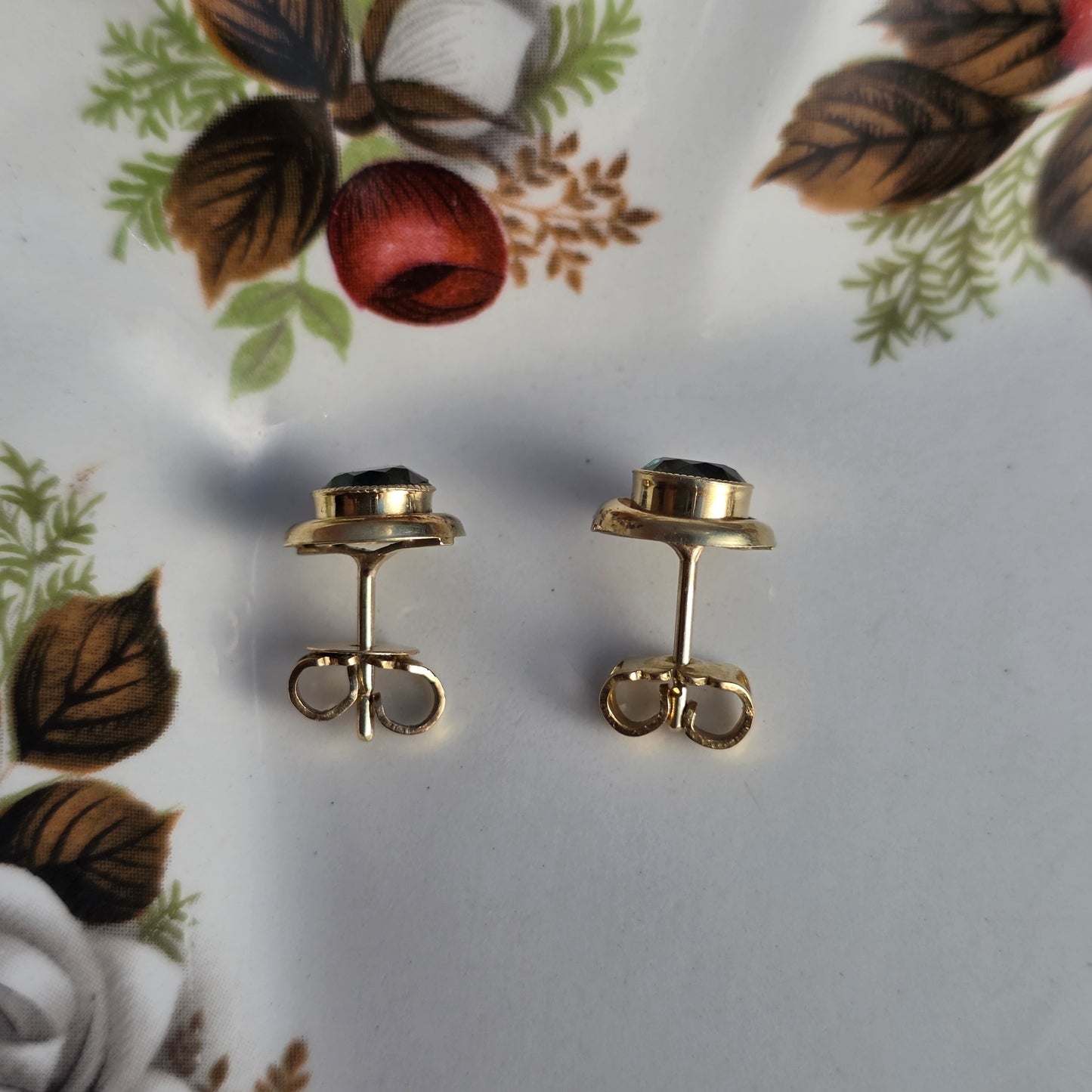 Vintage 14k gouden oorstekers groene spinel