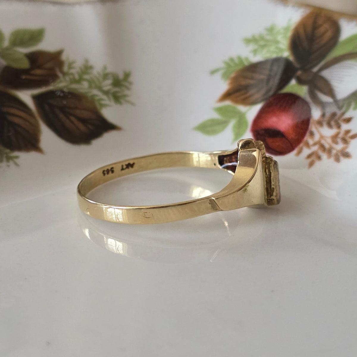 Vintage 14k gold ring with 0.01ct diamond