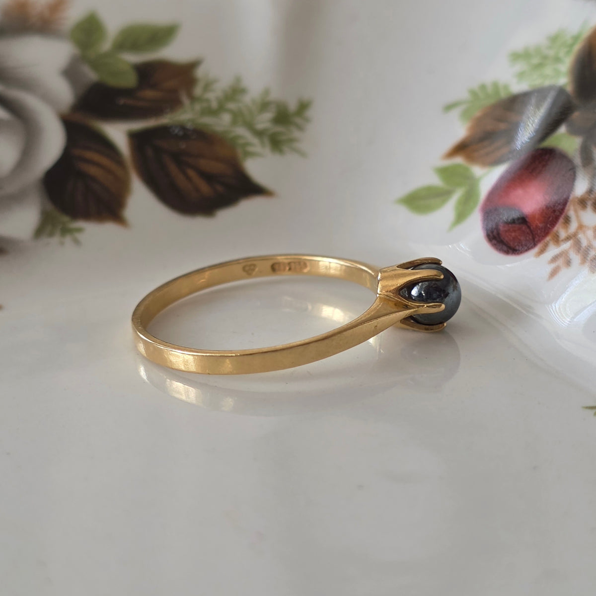 Vintage 18k gold hematite ring