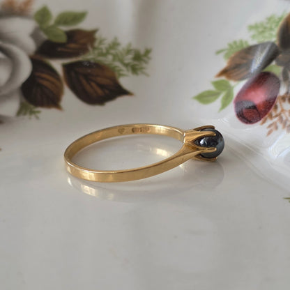 Vintage 18k gold hematite ring