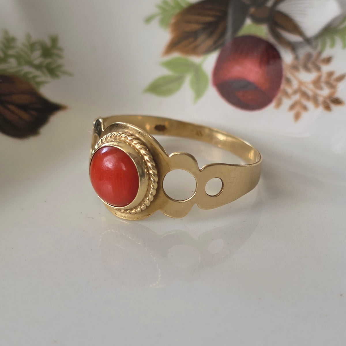 Vintage 14k gouden ring met bloedkoraal