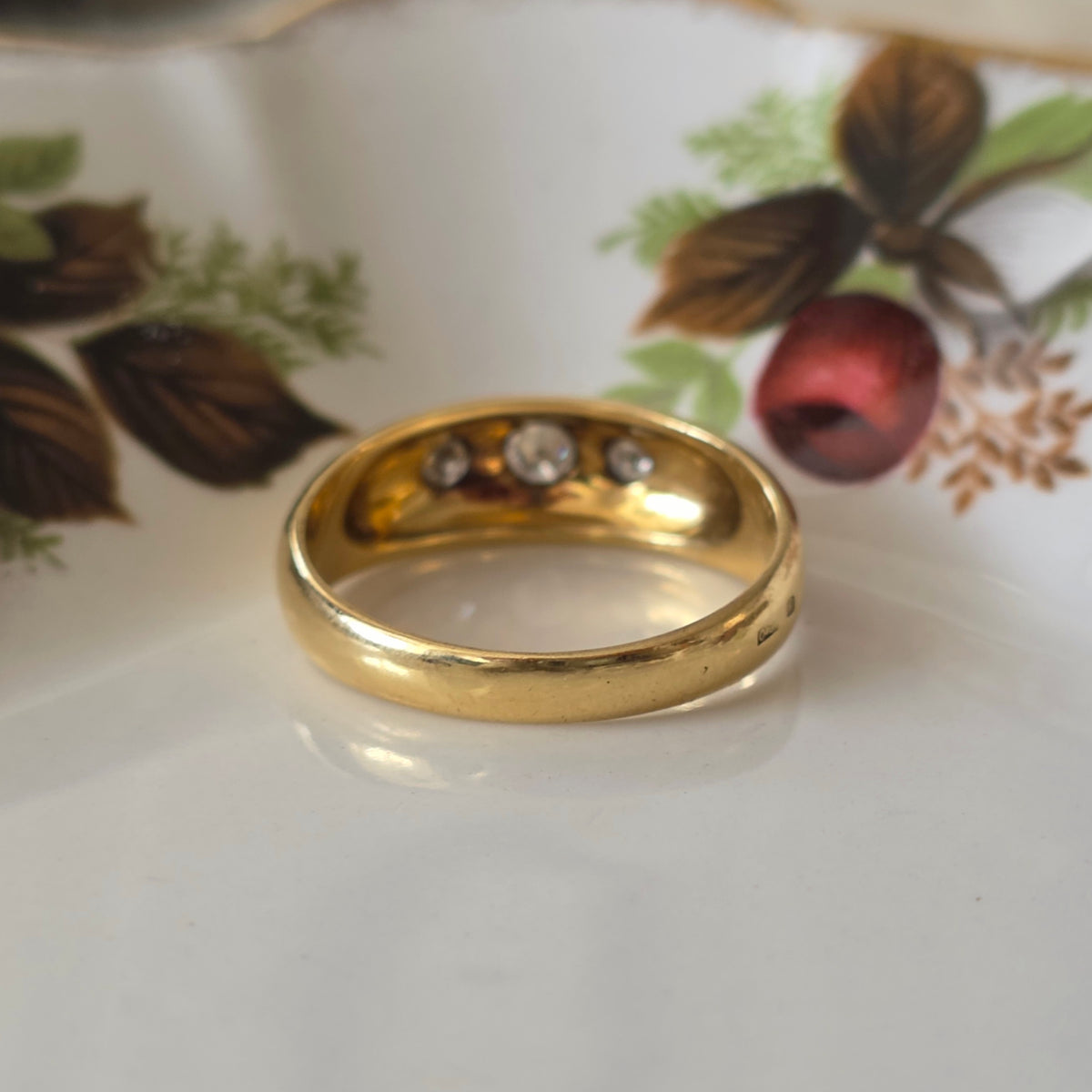 Vintage 18k gold gypsy-style bombe ring with 3 diamonds 0.2 ct