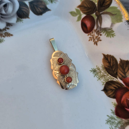 Antieke 14k hanger klederdracht bloedkoraal