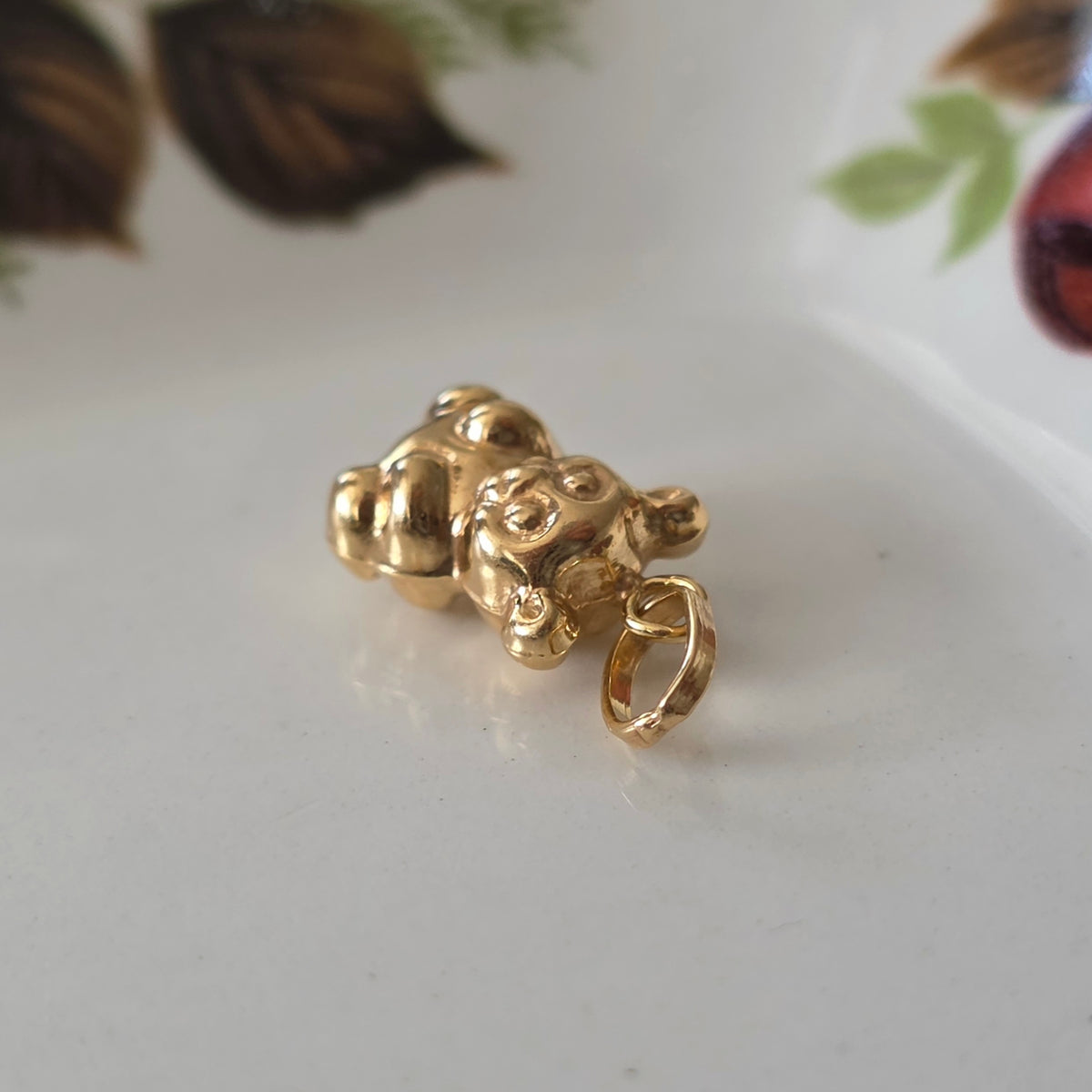Vintage 18k gold teddy bear pendant