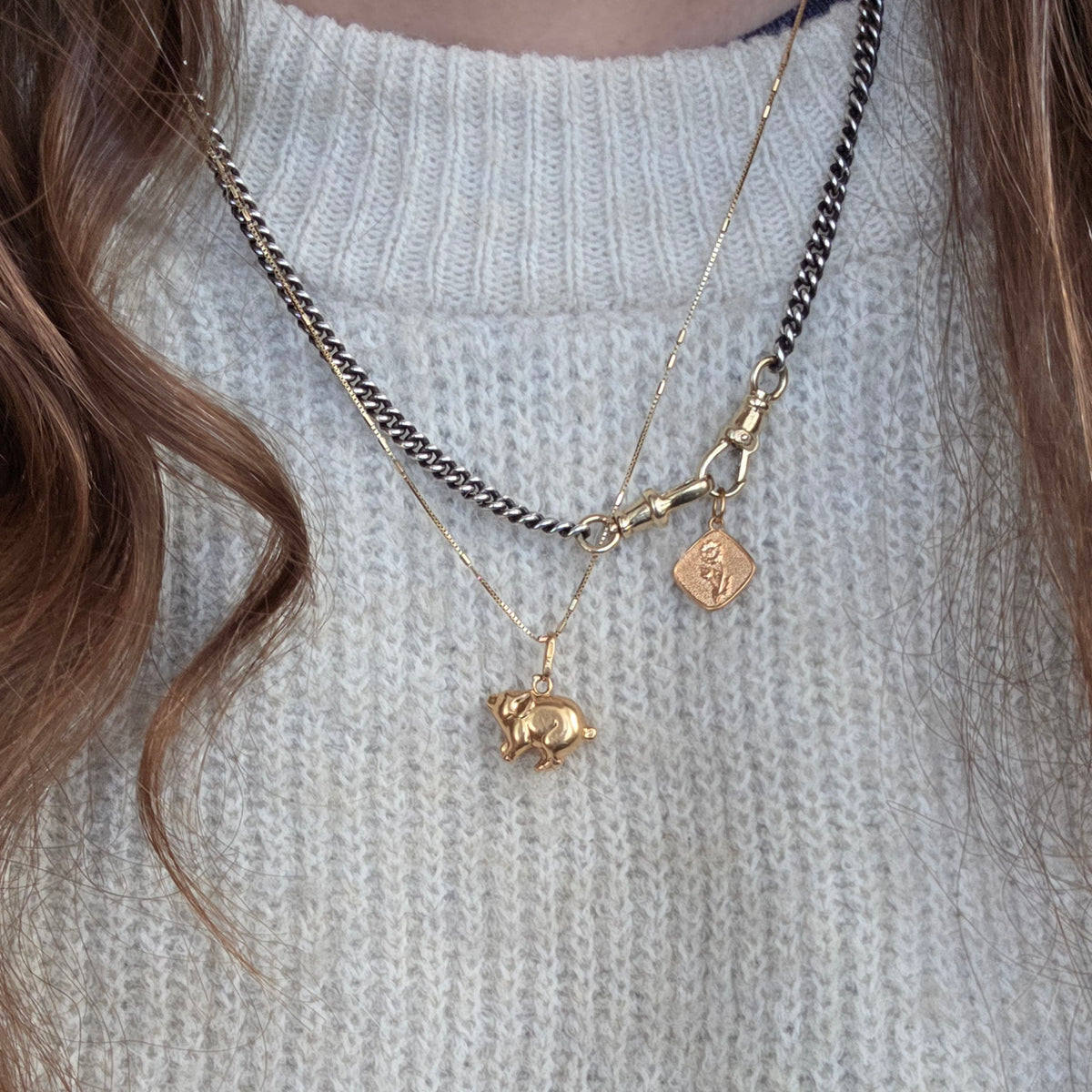Vintage 18k gold daisy flower pendant