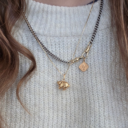 Vintage 18k gold daisy flower pendant