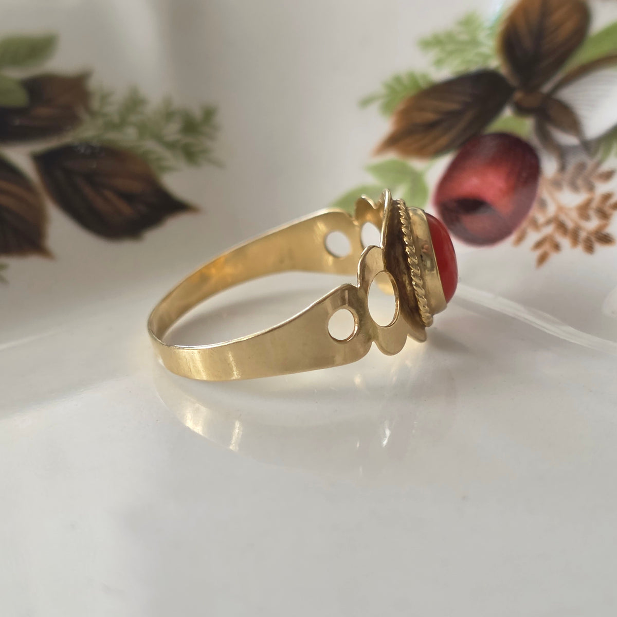 Vintage 14k gouden ring met bloedkoraal