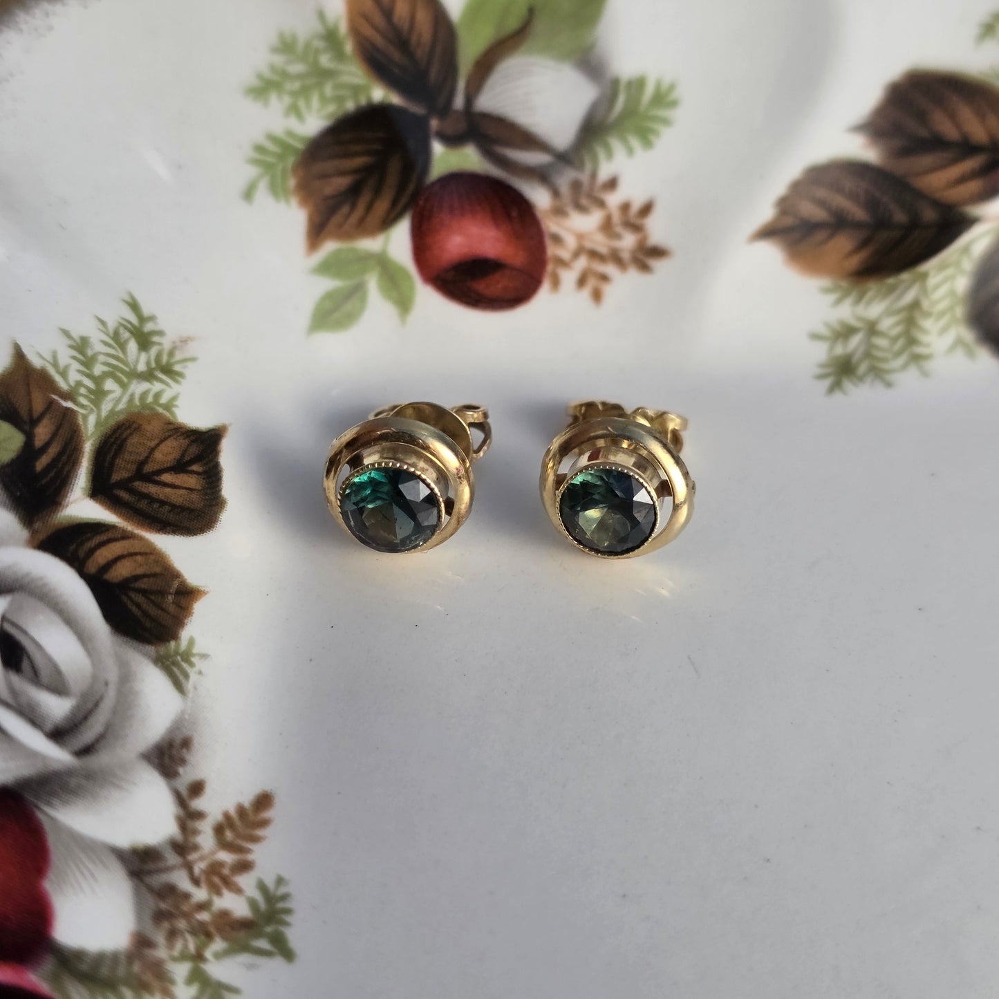 Vintage 14k gouden oorstekers groene spinel