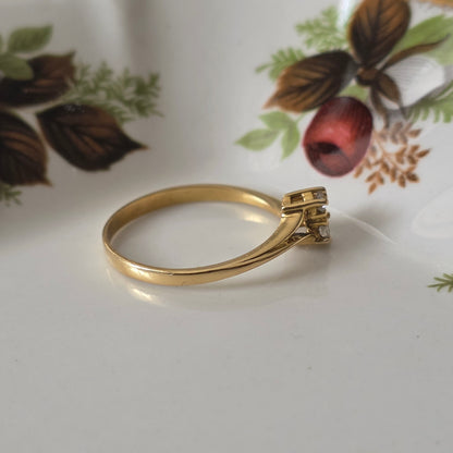 Vintage 18k gold ring with 0.1ct diamonds