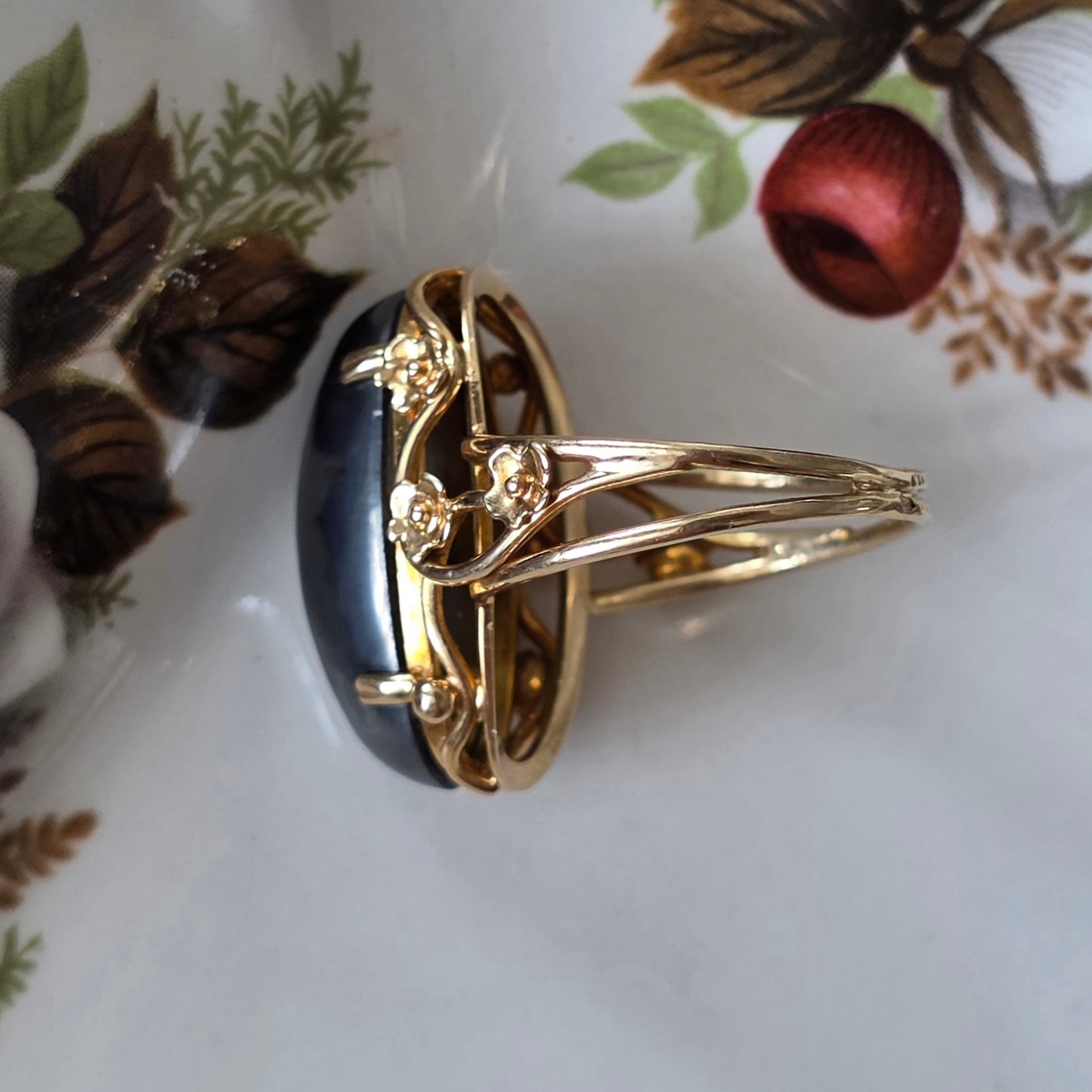 Vintage 14k gouden ring met hematiet en bloemen