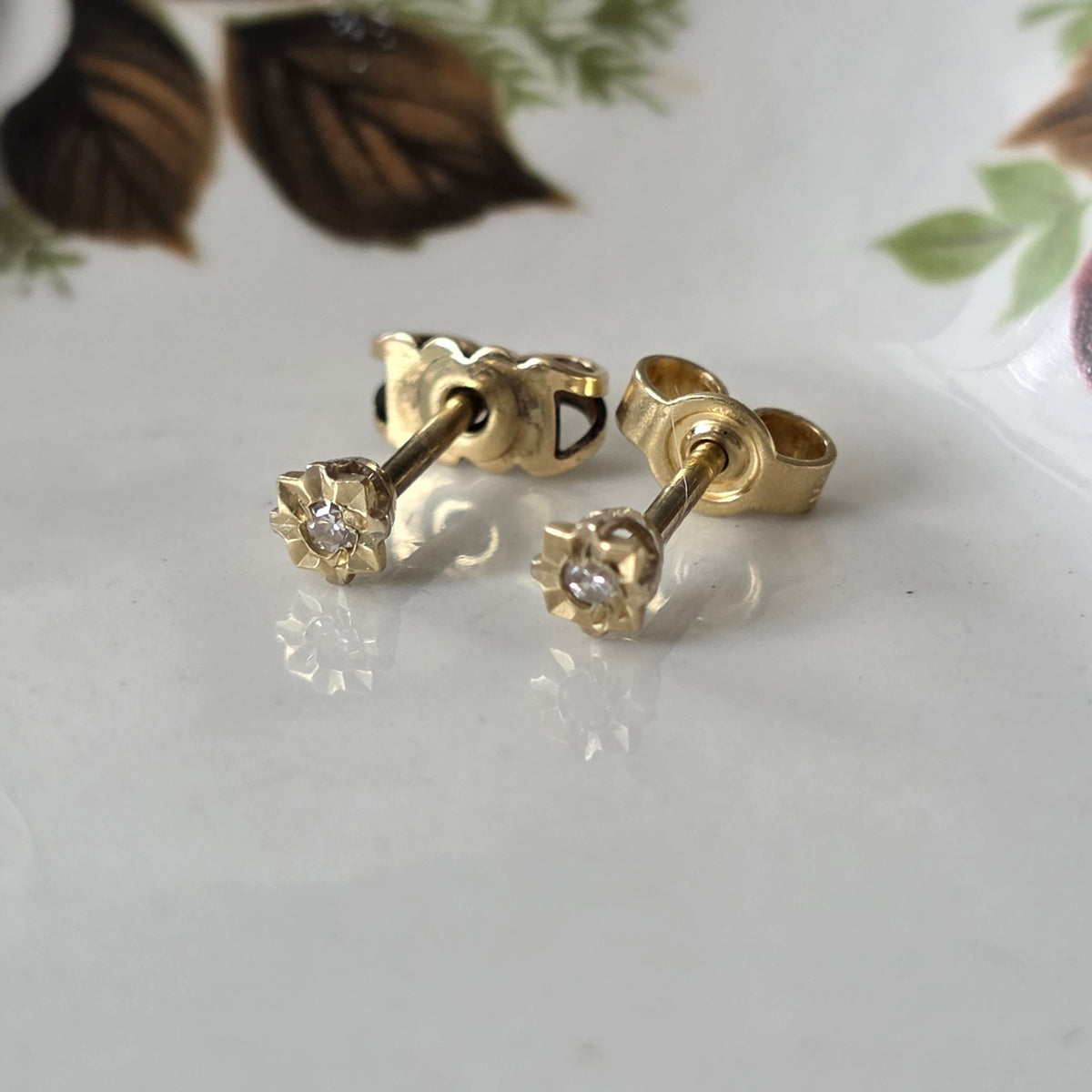 Vintage 14k gouden oorstekers met diamant ster 0.02ct