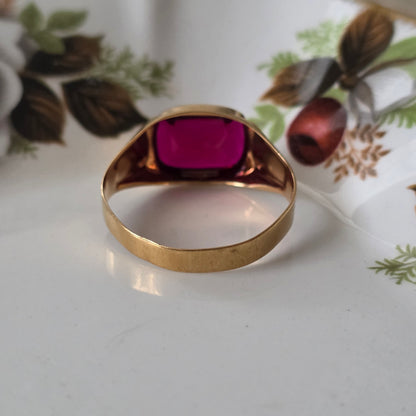 Vintage 18k gouden zegelring met robijn
