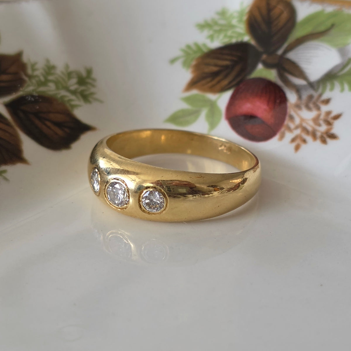 Vintage 18k gold gypsy-style bombe ring with 3 diamonds 0.2 ct