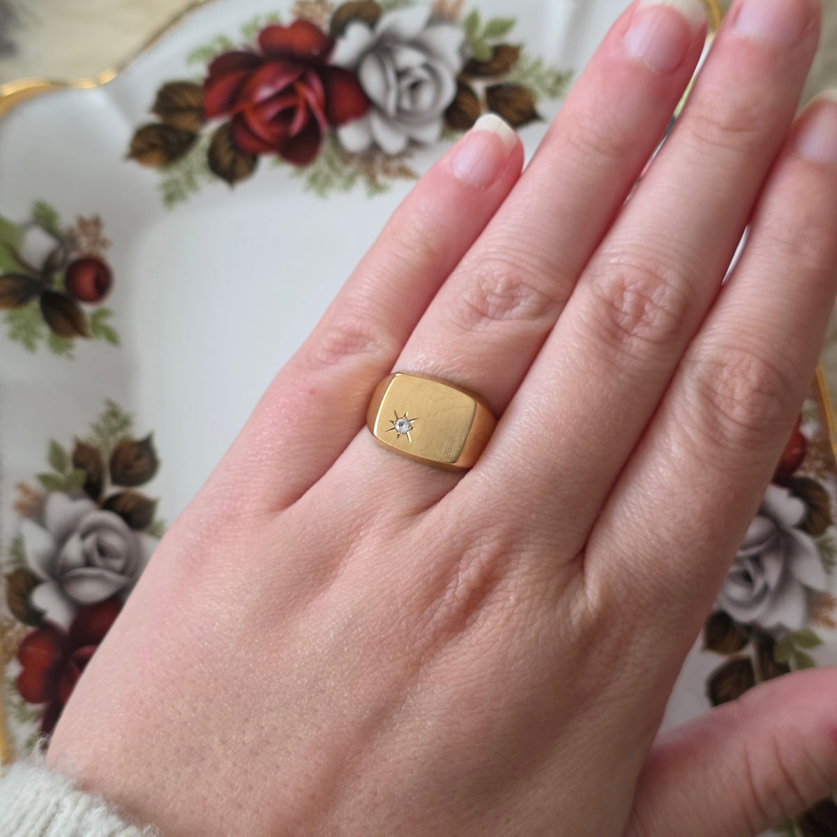 Vintage 18k gold signet ring white quartz