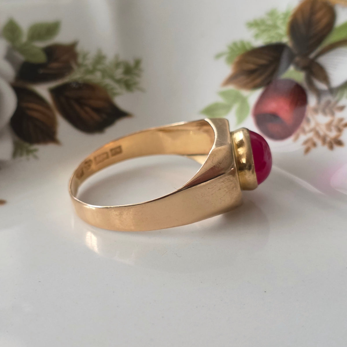 Vintage 18k gouden zegelring met robijn