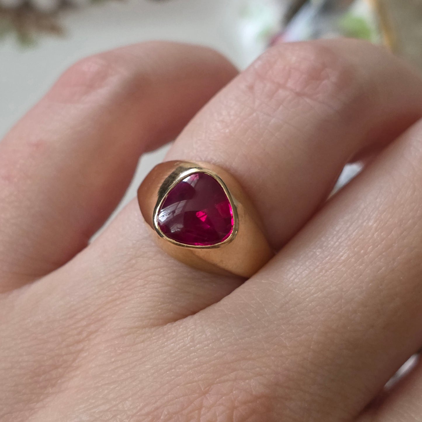 Vintage 18k gouden zegelring met robijn