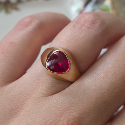 Vintage 18k gouden zegelring met robijn