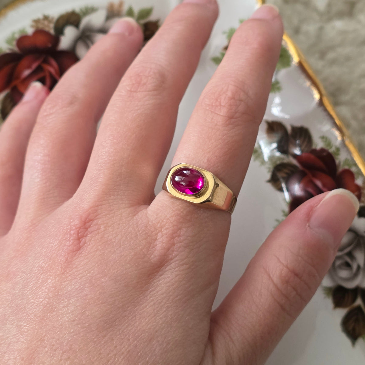 Vintage 18k gouden zegelring met robijn